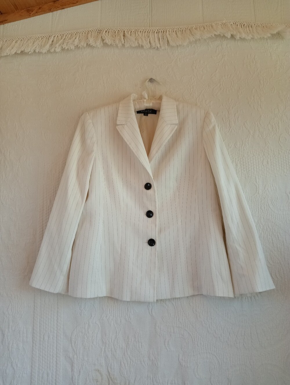 Kasper White Pinstripe Blazer with Dark Buttons Femme Summer Business Work Wear - Picture 15 of 15